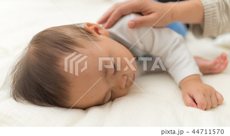 眠る赤ちゃん 44711570