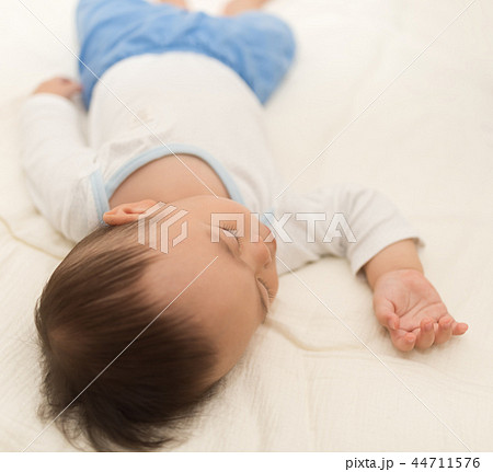 眠る赤ちゃん 眠る赤ちゃん 44711576