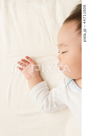 眠る赤ちゃん 眠る赤ちゃん 44711606