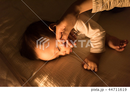 眠る赤ちゃん 44711619