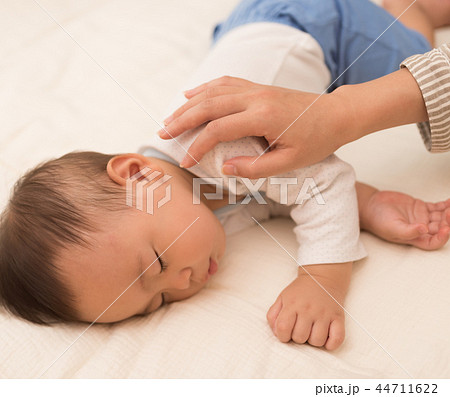 眠る赤ちゃん 眠る赤ちゃん 44711622