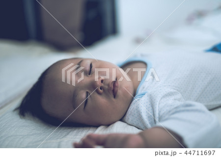 眠る赤ちゃん 眠る赤ちゃん 44711697