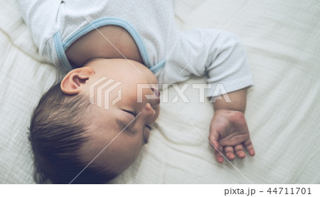 眠る赤ちゃん 眠る赤ちゃん 44711701