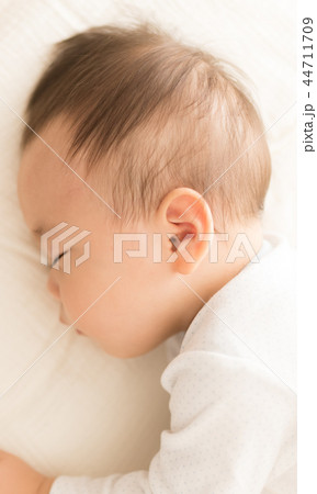 眠る赤ちゃん 44711709