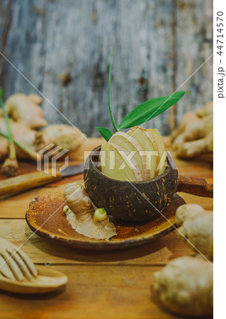 Fresh ginger Fresh ginger 44714570