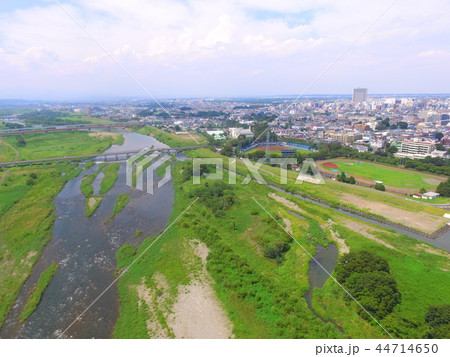 ドローンで上空から空撮した多摩川の上流方向(東京都日野市大字石田) ドローンで上空から空撮した多摩川の上流方向(東京都日野市大字石田) 44714650