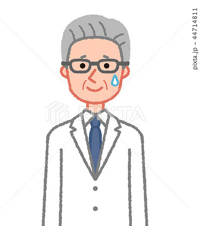 苦笑する白衣姿の男性 44714811
