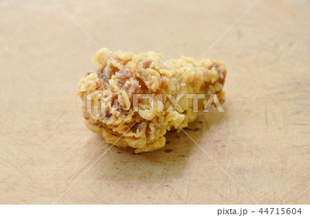 crispy fried chicken leg on wooden chop block crispy fried chicken leg on wooden chop block 44715604