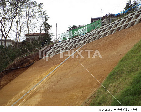 急傾斜地の防災工事は法面整形から 44715744