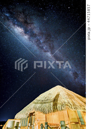 夜の水上コテージ 44715857