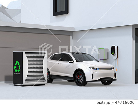 Ev使用済みのバッテリー再利用リユースシステムで電気自動車や家に電力供給するコンセプトのイラスト素材