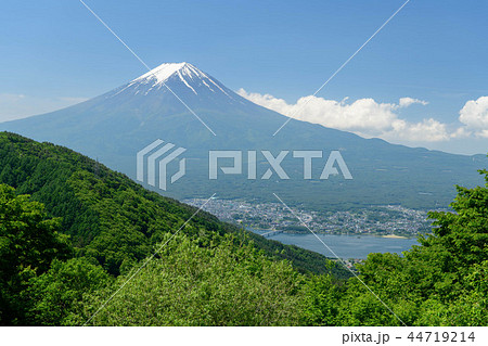 山梨県御坂峠からの富士山 44719214