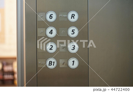 点字の付いたエレベーターの押しボタンの写真素材