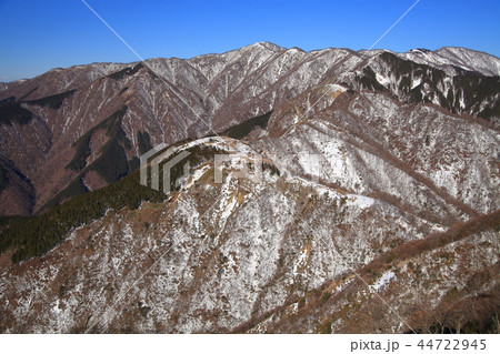 冬の神奈川の三ノ塔山頂から北西側の烏尾山、塔ノ岳、丹沢山方面眺望 冬の神奈川の三ノ塔山頂から北西側の烏尾山、塔ノ岳、丹沢山方面眺望 44722945