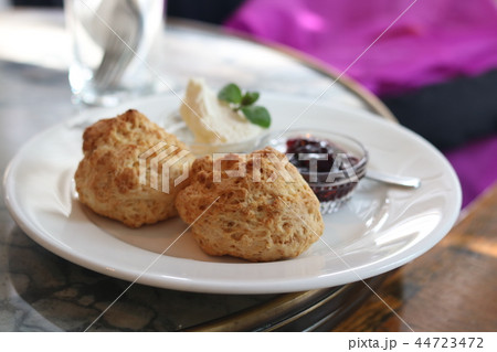 カフェのスコーンセット 44723472