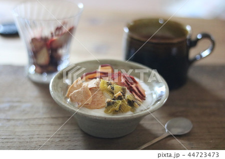 朝のドライフルーツとヨーグルト 44723473