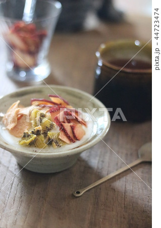 朝のドライフルーツとヨーグルト2 朝のドライフルーツとヨーグルト2 44723474