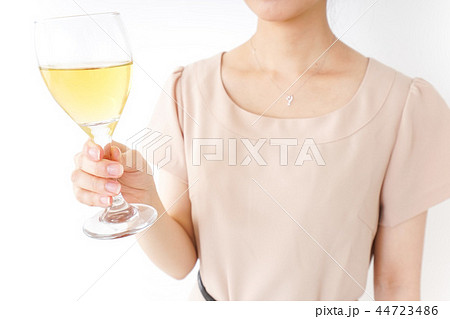 お酒を飲む女性 お酒を飲む女性 44723486