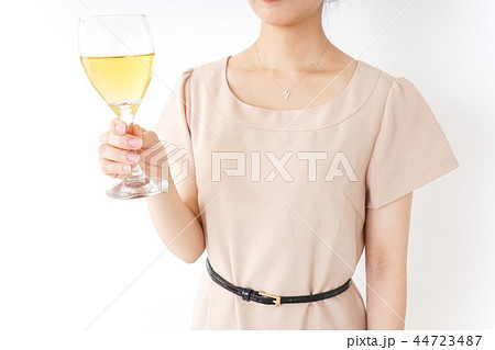 お酒を飲む女性 お酒を飲む女性 44723487