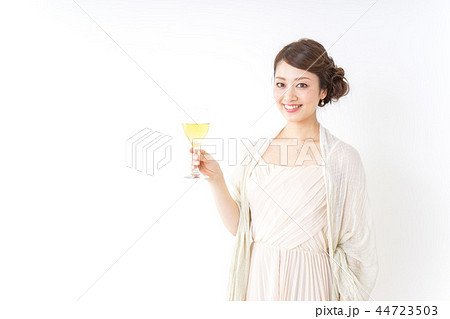 お酒を飲む女性 お酒を飲む女性 44723503