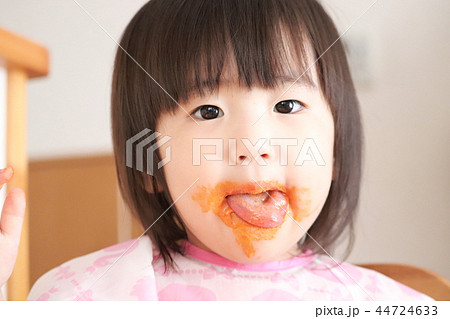 ご飯を食べる女の子 ご飯を食べる女の子 44724633