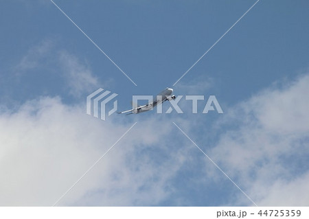 穏やかな青空の雲間を旋回飛行するボーイング747-400ジャンボジェット旅客機 44725359
