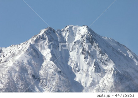 冬晴れの信州、長野県南牧村野辺山高原から見る雪を戴く八ヶ岳の赤岳 44725853