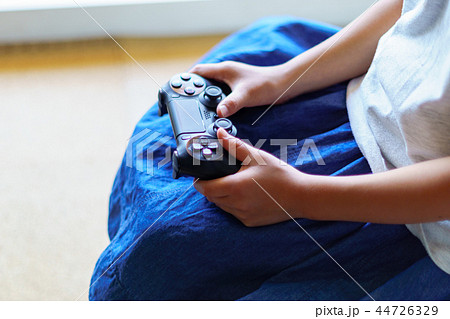 [日本] ゲームコントローラを持つ女の子 44726329