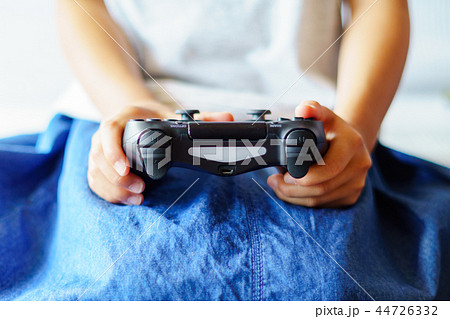 [日本] ゲームコントローラを持つ女の子 44726332