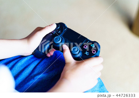 [日本] ゲームコントローラを持つ女の子 44726333