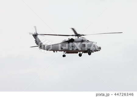 災害派遣にも出動する在日米海軍の空母艦載機mh 60rシーホーク対潜哨戒ヘリコプターの写真素材