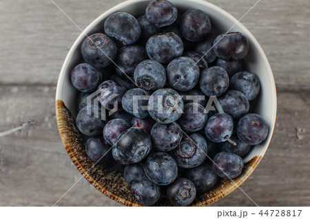 Close up detail of small bowl with blueberries 44728817