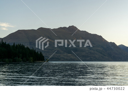 sunset over queenstown 44730022