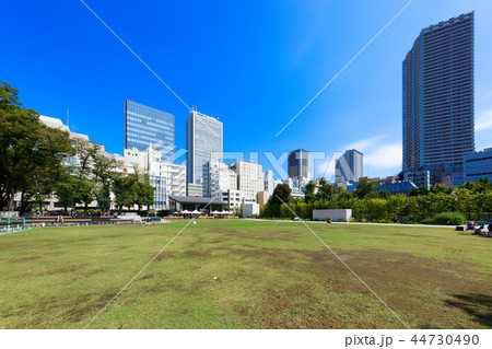 南池袋公園と高層ビル群　青空 44730490