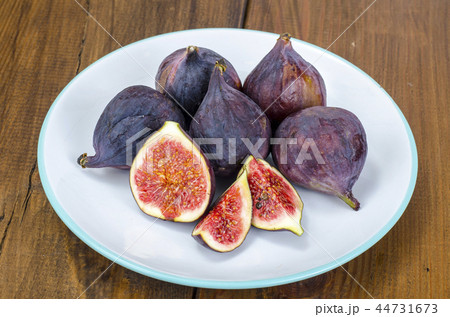 Plate with ripe, sweet figs 44731673