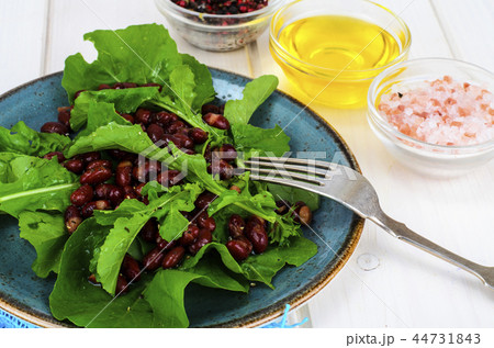 Vegetarian salad of red beans and arugula 44731843