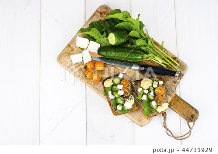Fresh vegetables and leaves of arugula for sandwiches 44731929