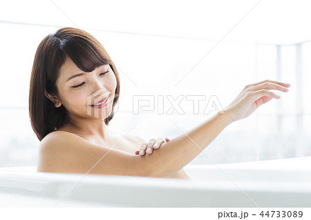 女性 入浴 お風呂 風呂 美容 ビューティー ライフスタイルの写真素材