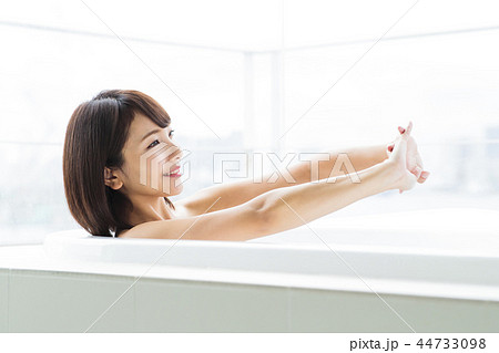 女性　入浴　お風呂　風呂　美容　ビューティー　ライフスタイル 44733098