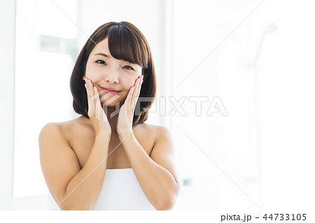 女性 洗面所 美容 ビューティー スキンケア ライフスタイル 女性 洗面所 美容 ビューティー スキンケア ライフスタイル 44733105