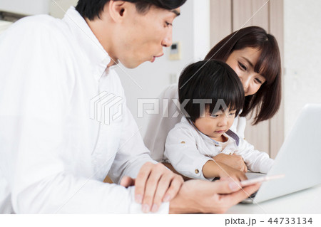 家族　親子　パソコン　スマホ　ファミリー　女性　幼児　子供 44733134