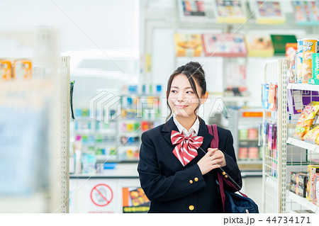 コンビニ（女子高生） 44734171