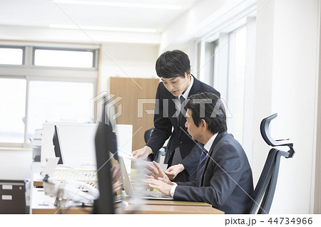 ビジネスシーン　オフィス　男性 44734966