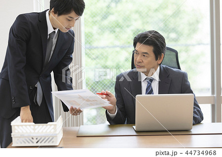 ビジネスシーン　オフィス　男性 44734968