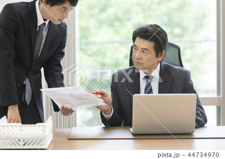 ビジネスシーン　オフィス　男性 44734970