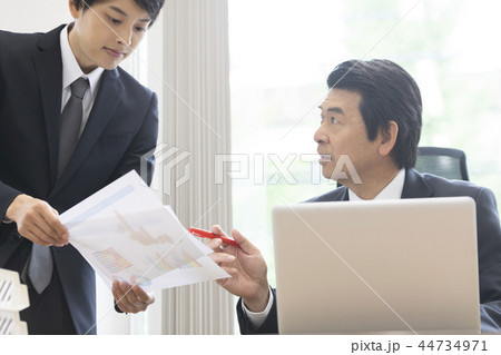 ビジネスシーン　オフィス　男性 44734971