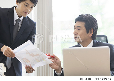 ビジネスシーン　オフィス　男性 44734973