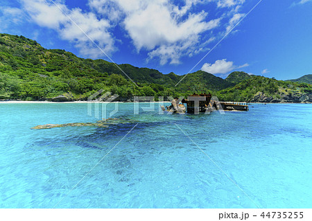 小笠原父島境浦海岸の座礁船 濱江丸の写真素材