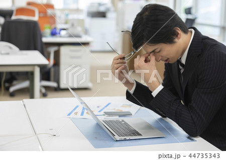 ビジネスシーン　オフィス　男性 44735343