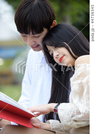 カップル デート 韓国人 44736345